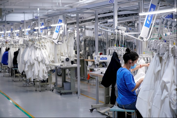 Una fábrica en Hangzhou, la capital de Zhejiang. La brecha de ingresos es demasiado evidente para algunos residentes de la ciudad.Credit...Aly Song/Reuters