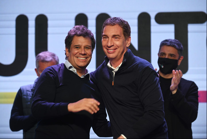 Los candidatos Facundo Manes y Diego Santilli festejan el triunfo de Juntos, en la PASO bonaerense del 12 de septiembre. FOTO Juano Tesone.