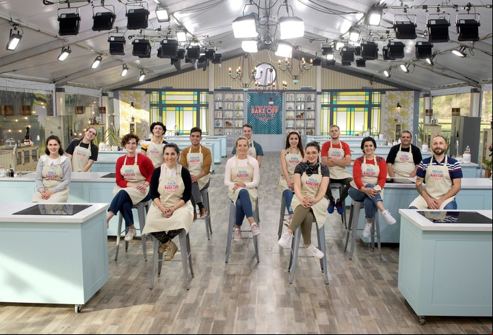 Los participantes de Bake Off escuchando el debate del jurado sobre sus respectivos arrollados de merengue. Foto Prensa Telefe.