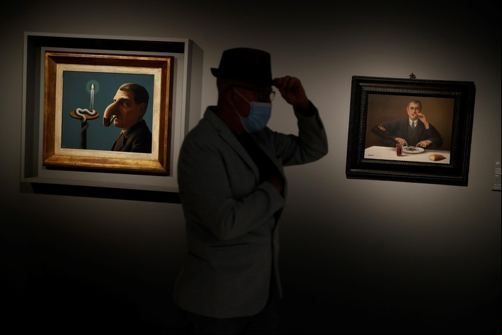 Las obras "El mago" (1951) (d) y "La lámpara filosófica" (1936). Foto EFE/ Emilio Naranjo