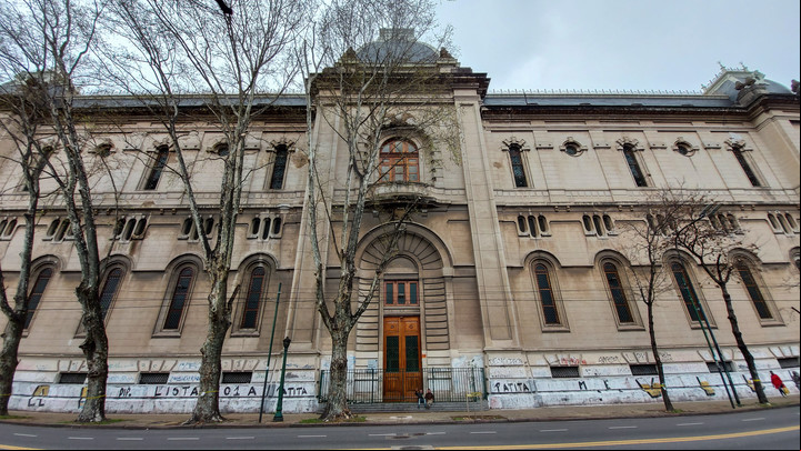 Este palacio-depósito de agua tiene el mismo diseño que el de Córdoba y Riobamba, pero está revocado en un símil piedra París. Está en Villa Devoto. Foto Fernando de la Orden