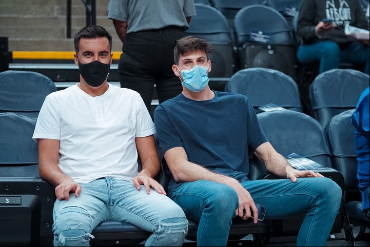 Leandro Bolmaro junto a Tomás Cabo, parte del equipo que lo acompaña en su llegada a EE.UU. Foto @Timberwolves