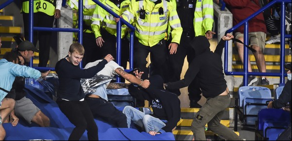 Violento choque entre hinchas del Leicester, el Napoli y la policía: piñas, botellazos, palos y hasta cintazos