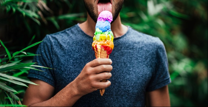 Los prejuicios relacionan a la bisexualidad con tríos, orgías y noches promiscuas. Foto ilustración Shutterstock.