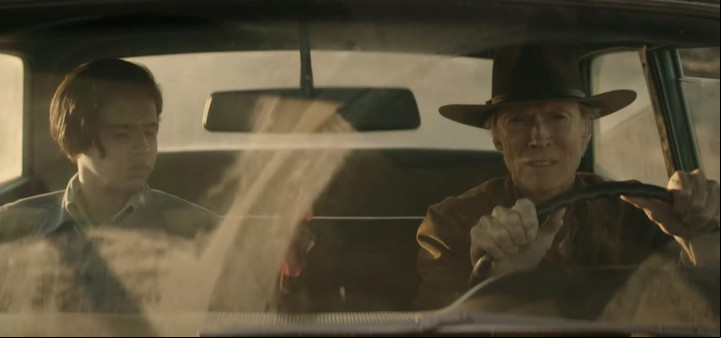 La escena en la que Mike (Clint) habla sobre ser "macho". Foto WB