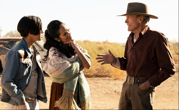 Eduardo Minett y Natalia Traven escuchan indicaciones de Eastwood. Foto WB