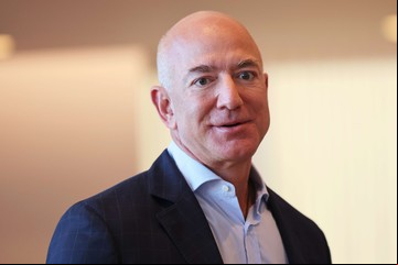 Cuánto gana por mes Jeff Bezos sin ser CEO de Amazon
