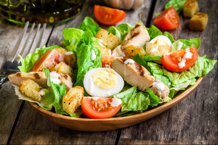 Ingerir menos carne roja, evitar las grasas trans y reducir los azúcares, para lograr una alimentación saludable. Foto Shutterstock.