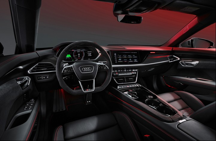 El estilo interior mantiene la idea de otros modelos de la compañía, pero con un grado más alto de sofisticación. La calidad de materiales y de terminación es de lo mejor de la marca