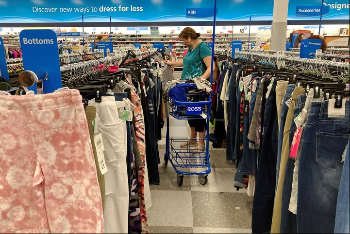 Una tienda de ropa en Morton Grove, Illinois. Los precios al consumidor en EE.UU. registraron un alza récord en 30 años. Foto: AP