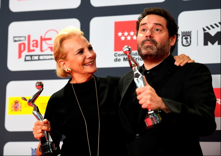 Elena Irureta y el creador de Patria, Aitor Gabilondo, en la gran noche de "Patria" en los Platino. EFE/ Víctor Lerena