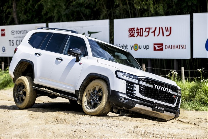 El sistema de tracción 4x4 del Toyota Land Cruiser 300 asegura el rendimiento en terrenos difíciles.