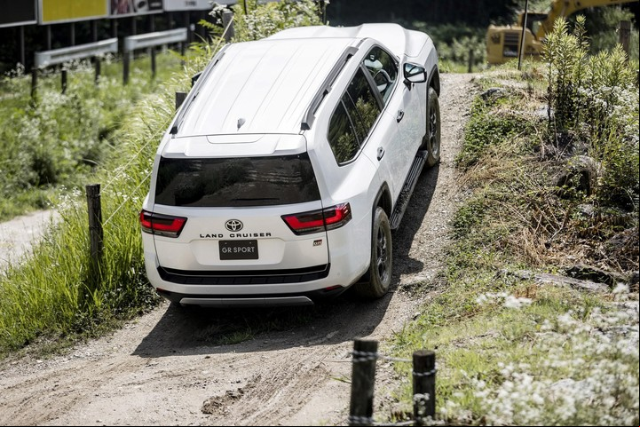 El Toyota Land Cruiser 300 conserva el chasis de largueros para mantener la robustez y fortaleza.