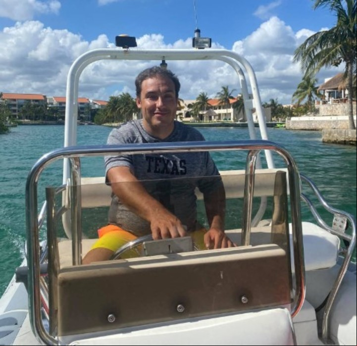 Carlos es el dueño de la empresa de alquiler de yates que tuvo la idea de viajar a Haití a llevar ayuda humanitaria,