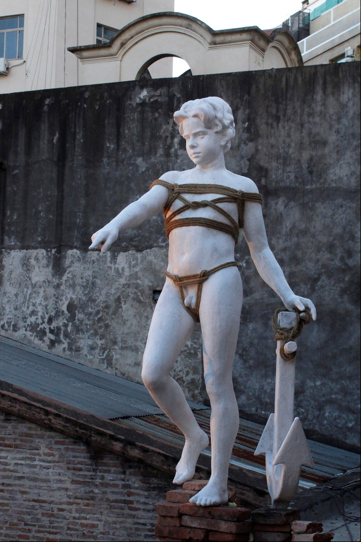 El ángel del original monumento de Colón ahora se aparece sin sus alas. Foto Gentileza Bienalsur