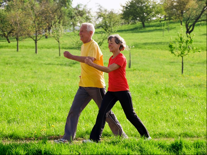 Las guías recomiendan realizar como mínimo de 150 a 300 minutos de actividad moderada a vigorosa por semana. Foto Shutterstock.