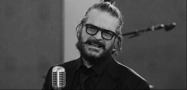 Ricardo Arjona, agudo y confesional: con Yo me vi (Autorretrato), inaugura el lanzamiento de su nuevo disco, Negro