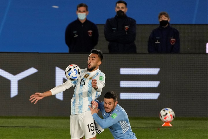 Nico González con Nahitan Nandez, uno de los duelos de la noche.
(AP Photo/Natacha Pisarenko)