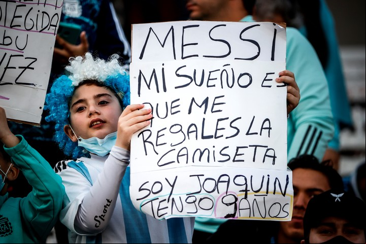Locos por Leo: todos quieren llevarse algo del crack.
Foto: Efe/Juan Ignacio Roncoroni