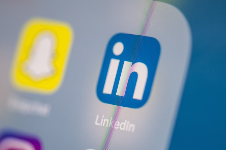 Linkedin apunta a crear oportunidades y facilita el o con los técnicos de personal. Foto: Martin BUREAU / AFP.