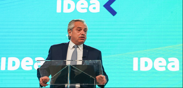 Alberto Fernández anunció en IDEA un decreto para que quienes cobran planes no los pierdan si consiguen trabajo en el sector privado