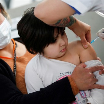 Recta final entre segundas dosis y la variante Delta: los casos suben por primera vez en 5 meses