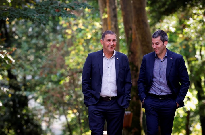 Otegi (izq.), y el secretario general de Sortu, Arkaitz Rodríguez, en San Sebastián. Foto: EFE