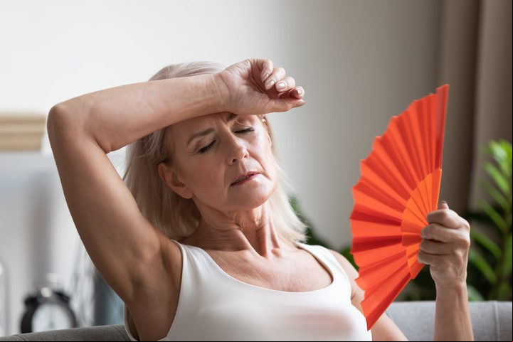 La menopausia suele darse alrededor de los 50 años y genera cambios hormonales.