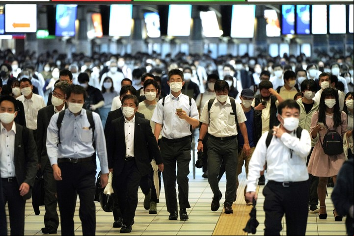 Pasajeros con barbijos en la estación Shinagawa de Tokio, en hora pico. Foto: AP