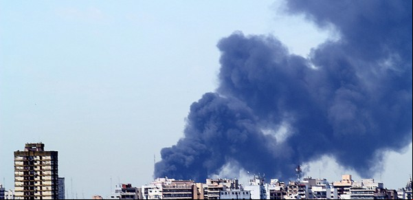 Impresionante incendio en una fábrica de Valentín Alsina