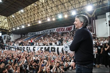 Máximo Kirchner cerró un homenaje a su padre con críticas a los medios y al FMI y envió un mensaje al interior del Gobierno