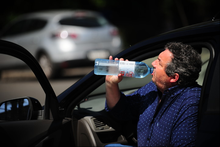 El agua, aliada frente a las altas temperaturas. Foto Germán García Adrasti.