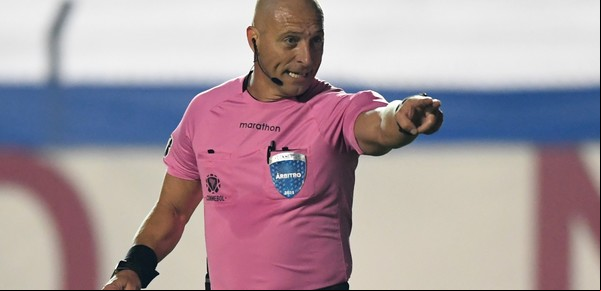 Néstor Pitana, el árbitro récord que estará otra vez en una final y que en Argentina miran de reojo