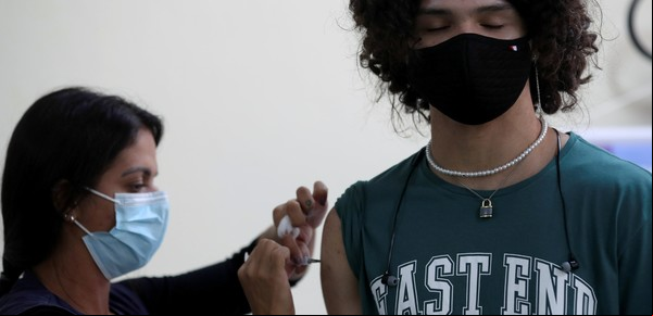 ¿Hay que vacunar a los chicos contra el coronavirus? Estalla el debate en Estados Unidos