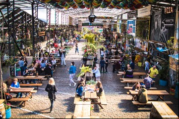 Es uno de los patios gastronómicos más elegidos por las familias de Buenos Aires: combina gastronomía y entretenimiento en pleno barrio de Caballito