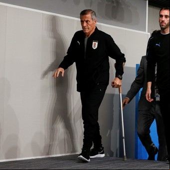 El Maestro Tabárez sufre nueve bajas para jugar contra Argentina, pero al menos tiene el apoyo incondicional de Godín