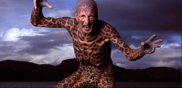 "El hombre leopardo": se tatuó todo el cuerpo y vivió 20 años como ermitaño