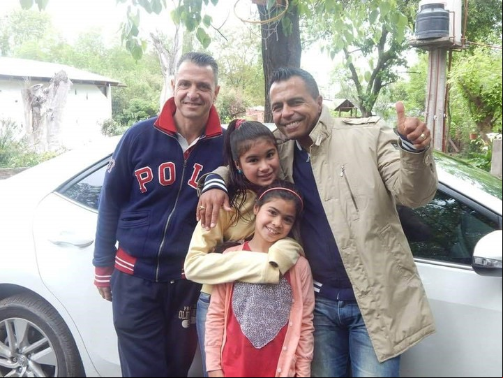 La familia completa el día en que las chicas dejaron el hogar. Foto gentileza.