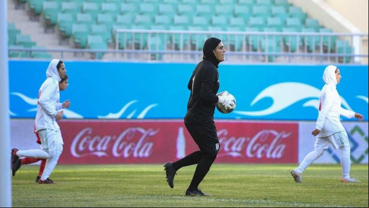 La arquera atajando en el partido contra Jordania (Captura de video).
