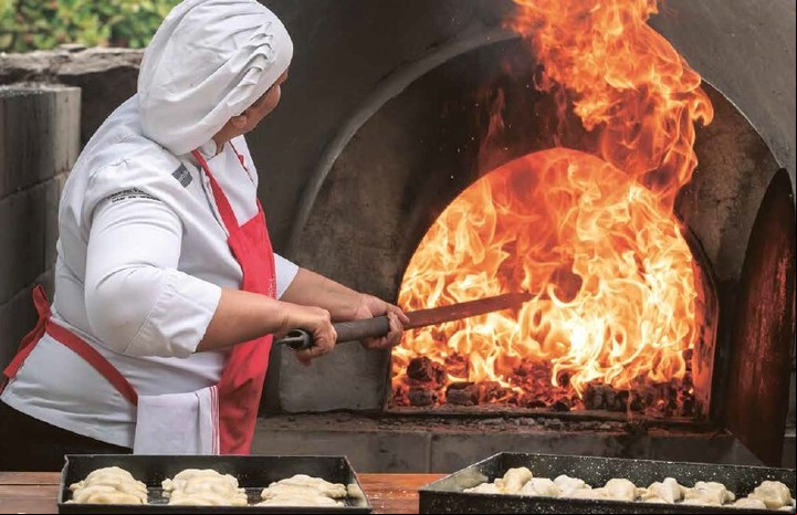La Chacha usa dos tipos de leña para sus empanadas al horno de barro. . Foto: Catapulta