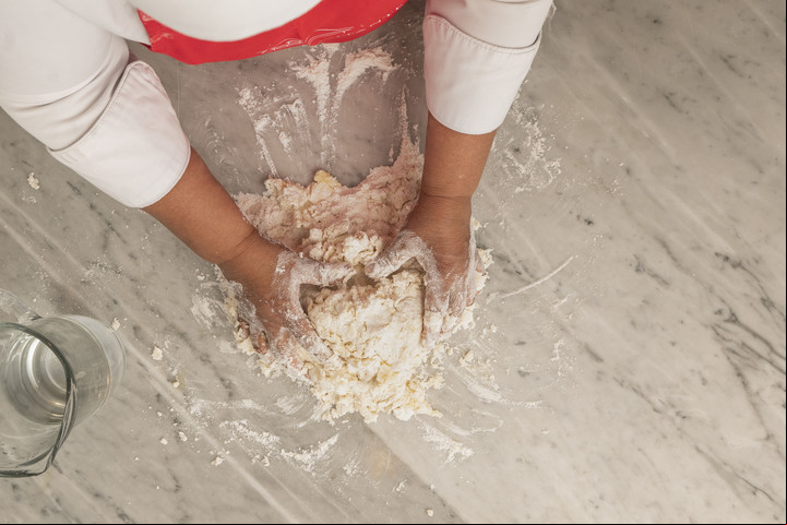 Así hace la masa de sus empanadas La Chacha. Foto: Catapulta.