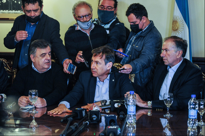 Críticas del bloque opositor por el tratamiento de 116 decretos en el Senado. Foto: Federico López Claro