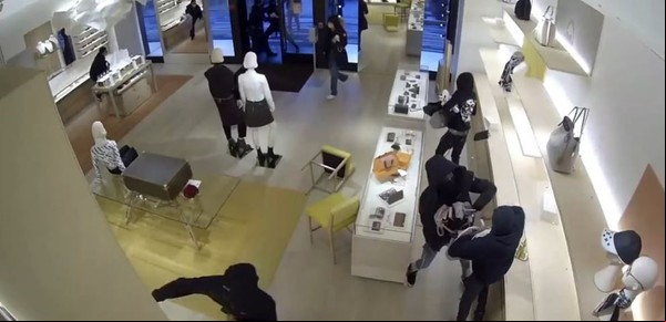 Saqueos y robos relámpago en manada aterrorizan las tiendas de lujo de EE.UU antes de Navidad