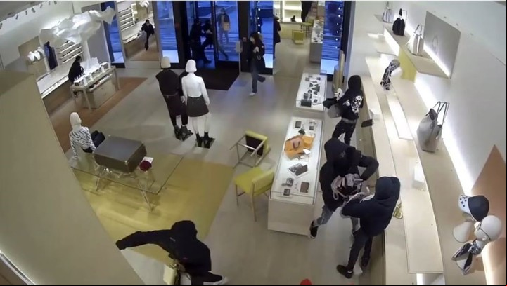 El Departamento de Policía de Oak Brook, Chicago, determinó que 14 sospechosos ingresaron a la tienda de la marca Louis Vuitton para saquearla.