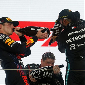 La titánica pelea por el título de la Fórmula 1 entre Max Verstappen y Lewis Hamilton: ocho puntos de diferencia, dos carreras y un motor que tiene todas las de ganar