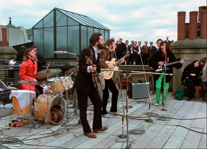 Ringo Starr, Paul McCartney, John Lennon y George Harrison, con Yoko Ono sentada. Una imagen de Get Back. Foto AP