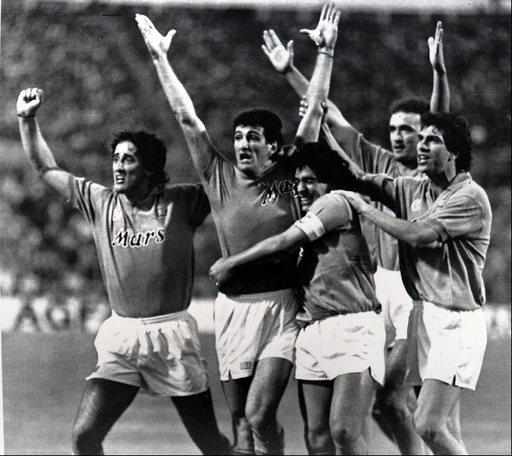 Ciro Ferrara con Diego Armando Maradona, Giovanni Francini y Alessandro Renica, celebrando la UEFA en Stuttgart (EFE/ANSA)