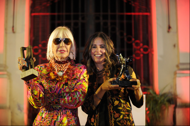 Las ganadoras de la noche: Marta Minujín se quedó con el Premio Ñ a la Trayectoria, mientras que Agustina Caride con el Premio Clarín Novela. Foto Juano Tesone