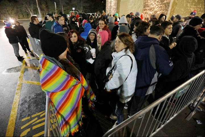 Una imagen que se repite cada año: compradores esperan que se abran las puertas de los negocios. (Peter Pereira/The Standard-Times/SCMGs via AP, File)