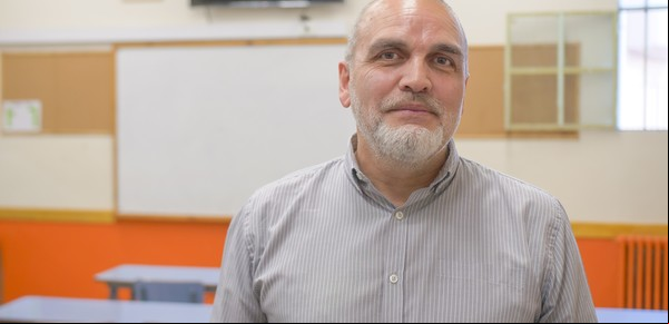 Enseña física a través de la experimentación y encontró la forma de motivar a sus alumnos